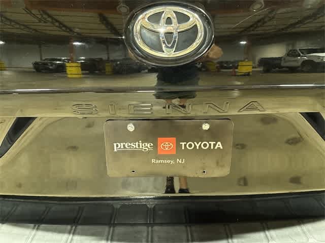 Thumbnail: 2011 Toyota Sienna - 25