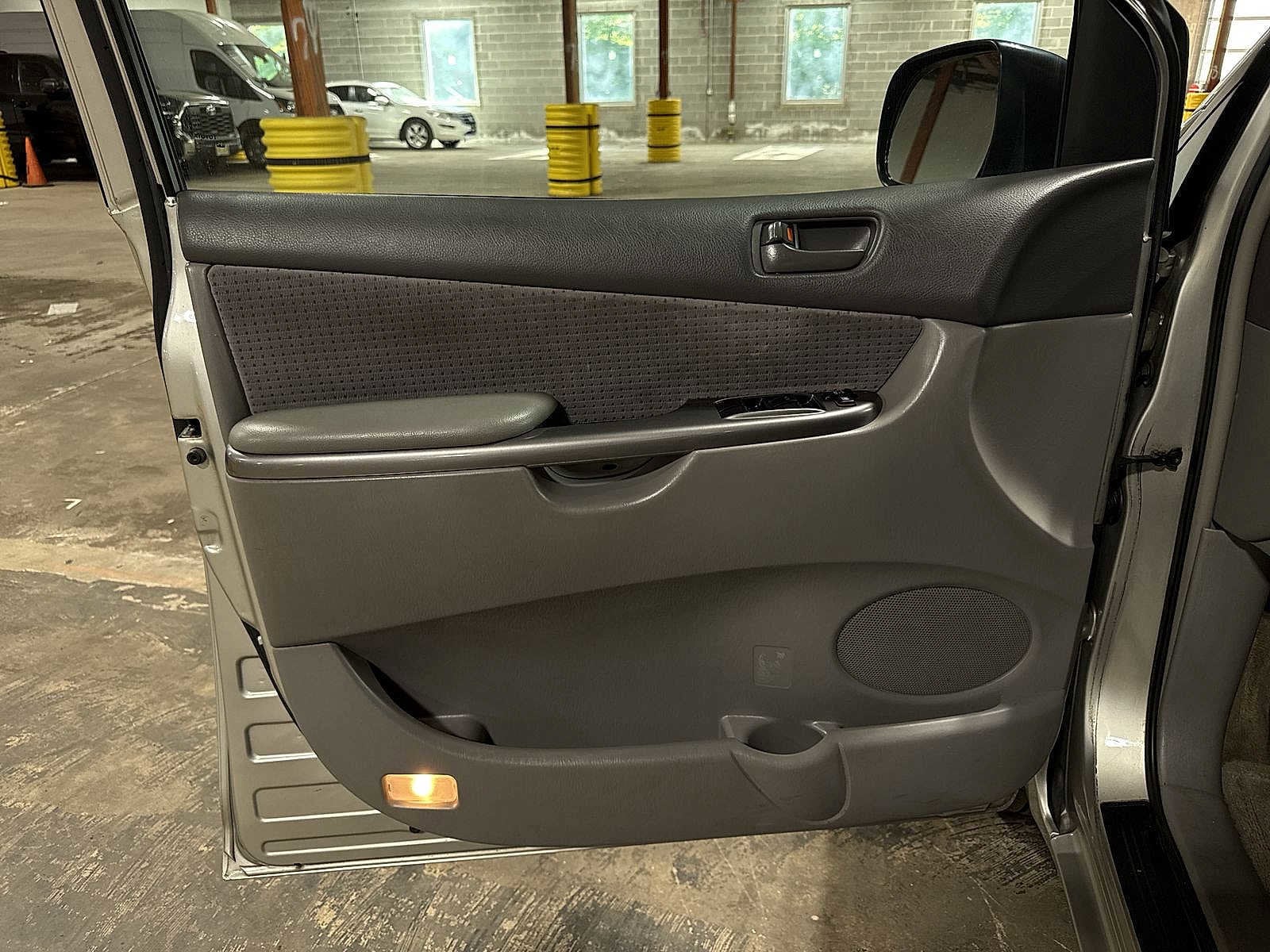 Thumbnail: 2006 Toyota Sienna - 26