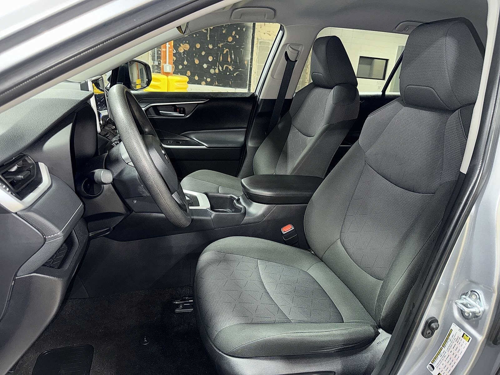 2025 Toyota RAV4 XLE - Photo 14