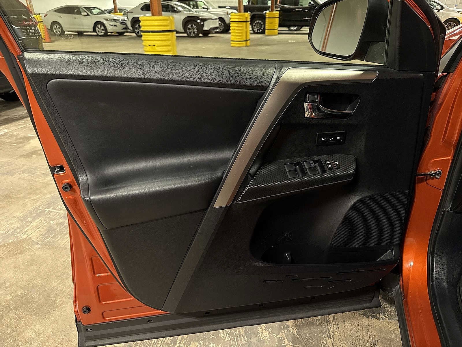 Thumbnail: 2015 Toyota RAV4 - 31