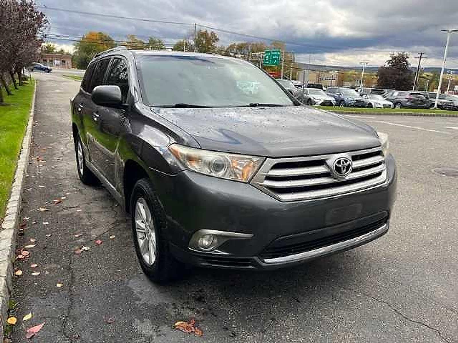 Thumbnail: 2013 Toyota Highlander - 3