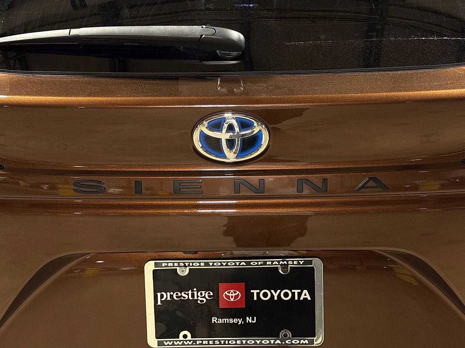 Thumbnail: 2023 Toyota Sienna - 27