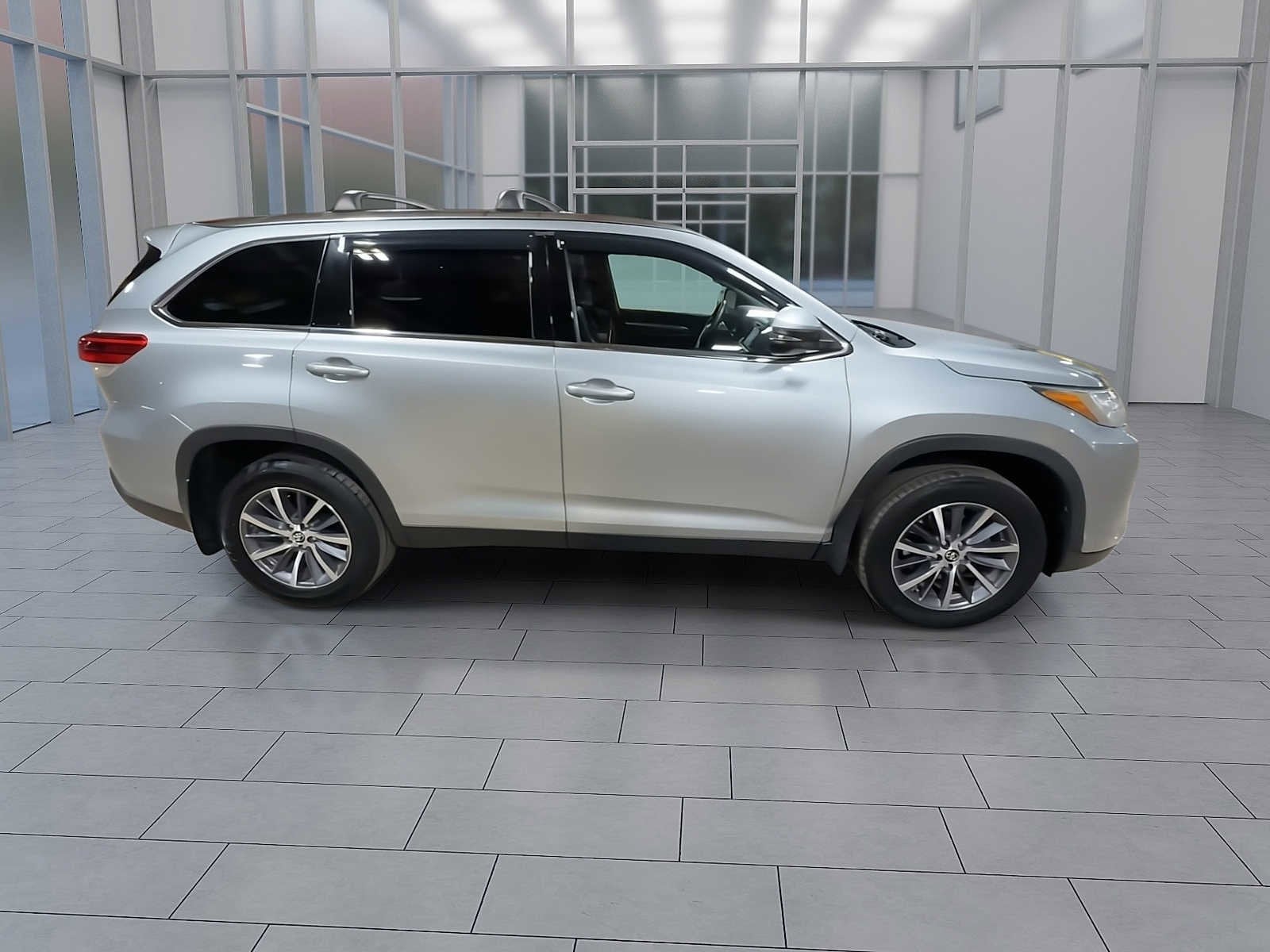 Thumbnail: 2019 Toyota Highlander - 9