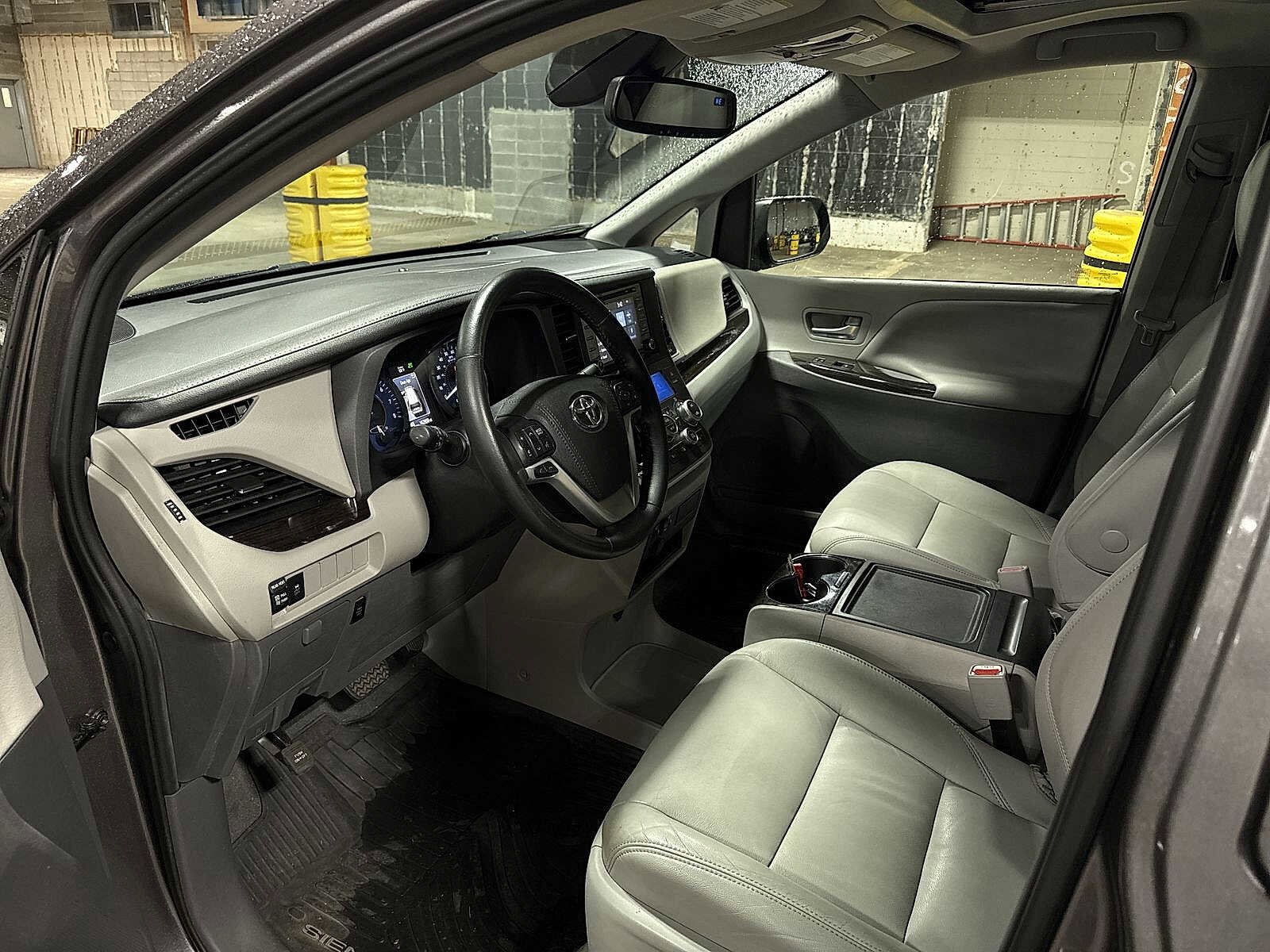 Thumbnail: 2020 Toyota Sienna - 29