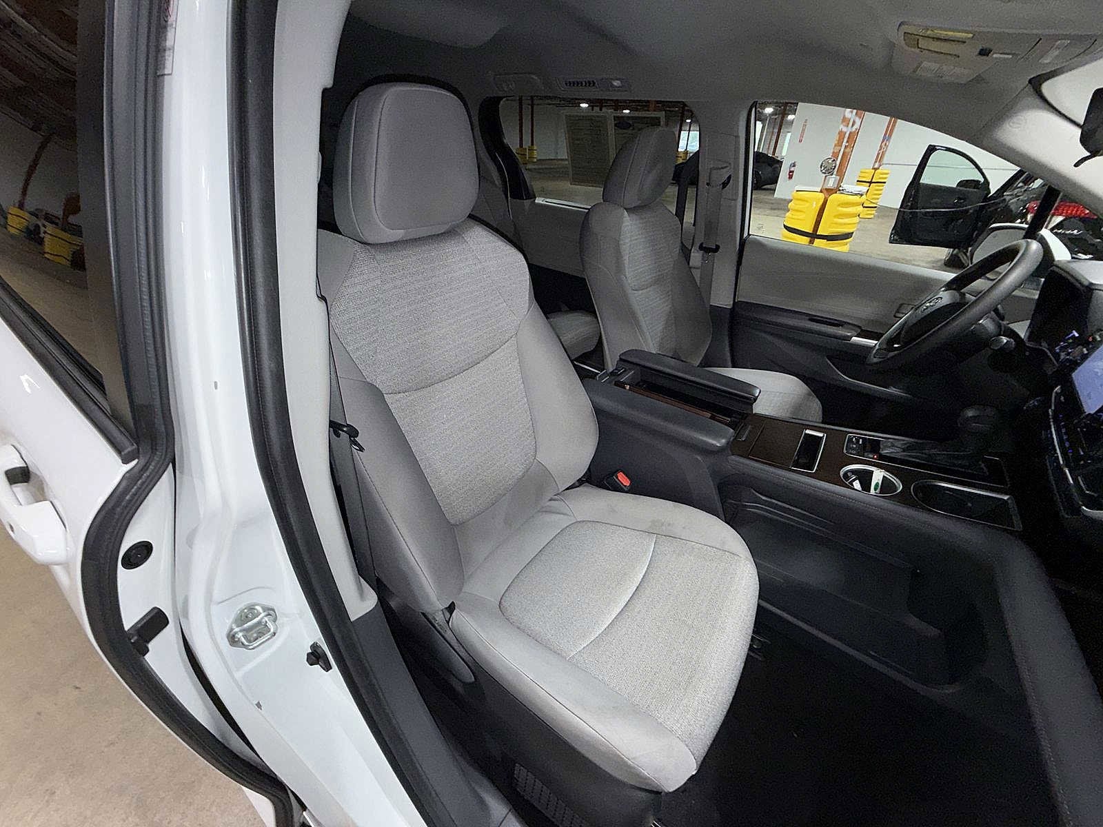 Thumbnail: 2022 Toyota Sienna - 16