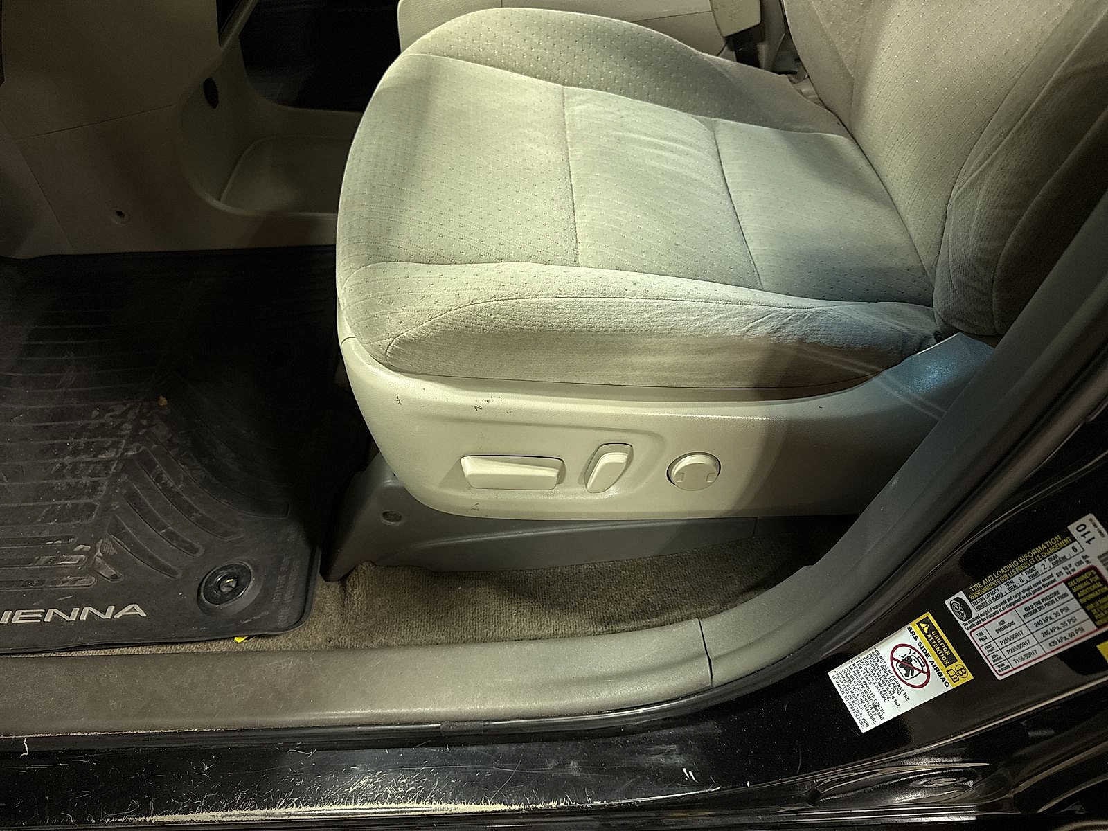 Thumbnail: 2015 Toyota Sienna - 23