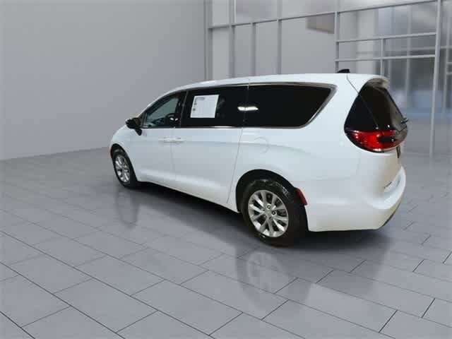 2024 Chrysler Pacifica Touring L photo 4