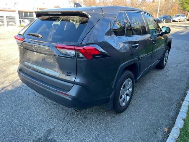 2022 Toyota RAV4 LE photo 4