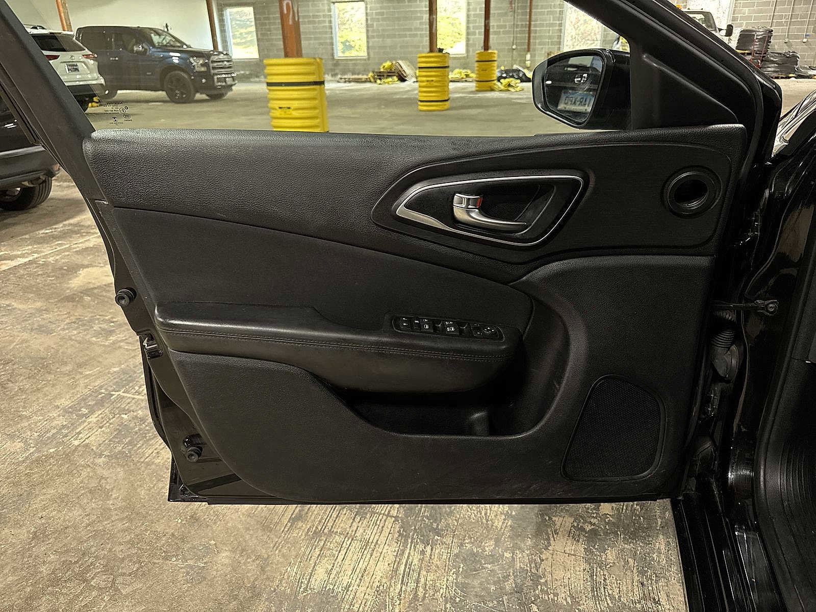 Thumbnail: 2015 Chrysler 200 - 25