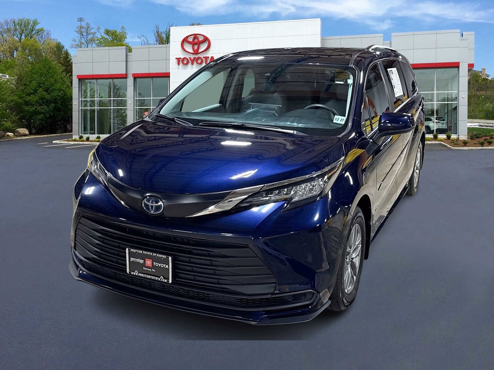 Thumbnail: 2023 Toyota Sienna - 1