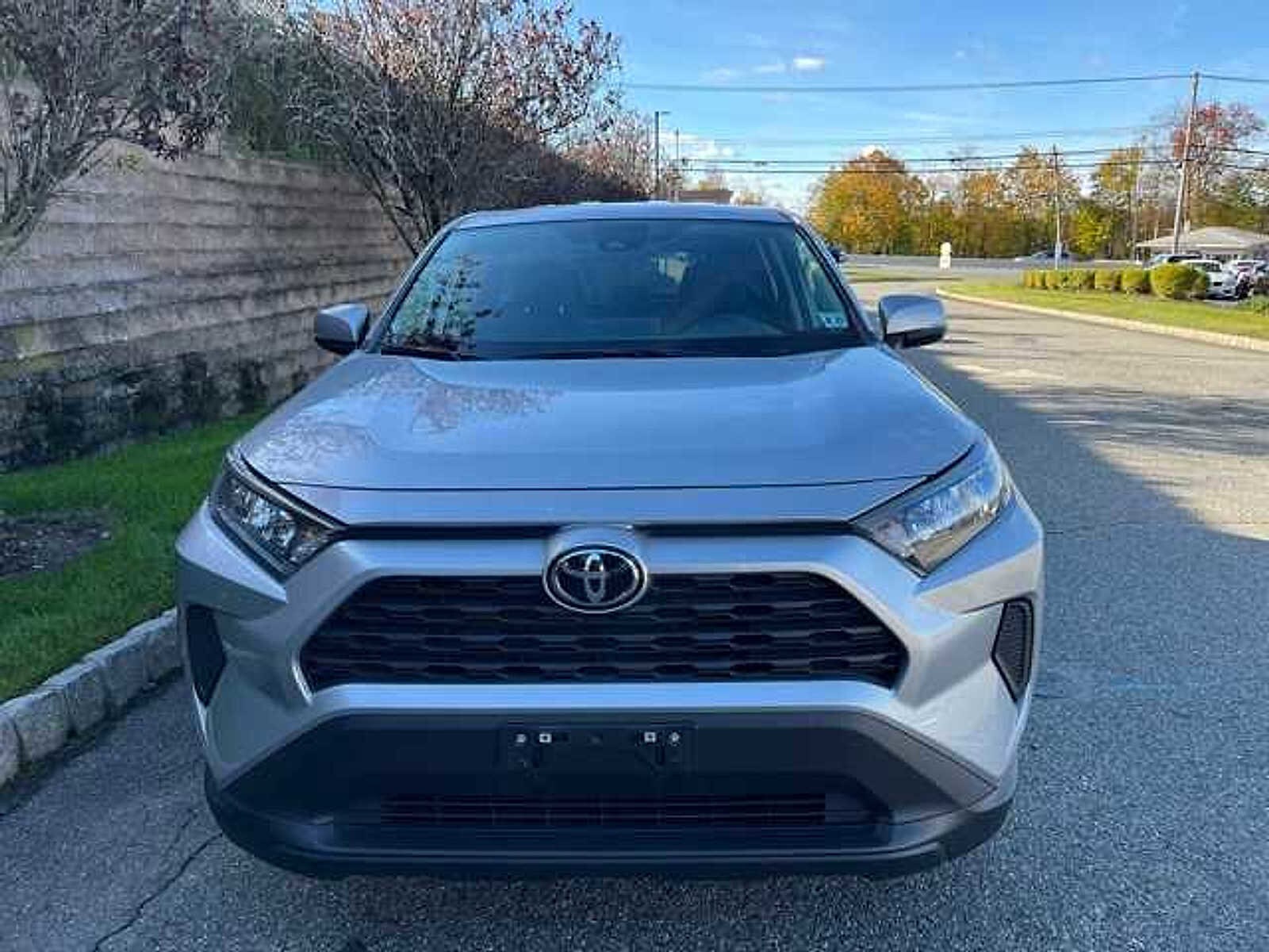 2022 Toyota RAV4 LE photo 2