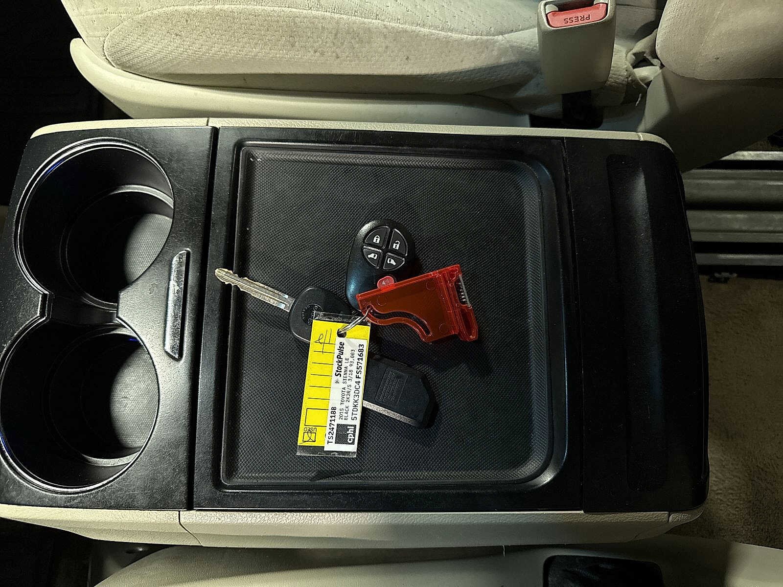 Thumbnail: 2015 Toyota Sienna - 31