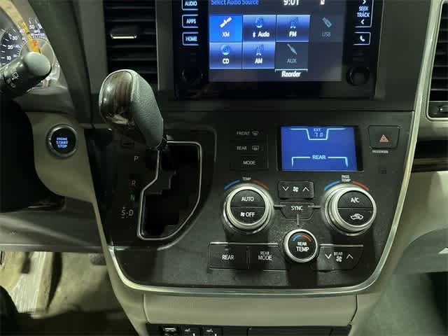 Thumbnail: 2015 Toyota Sienna - 22