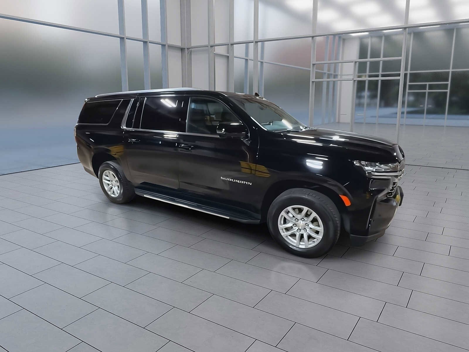 2022 Chevrolet Suburban LT photo 2