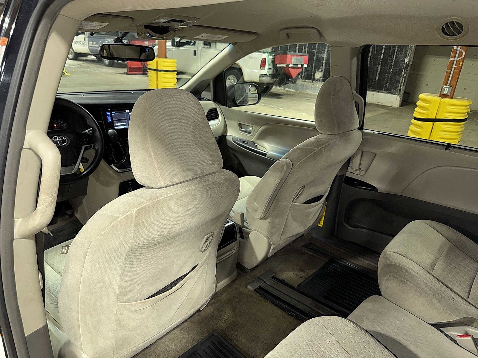 Thumbnail: 2015 Toyota Sienna - 27