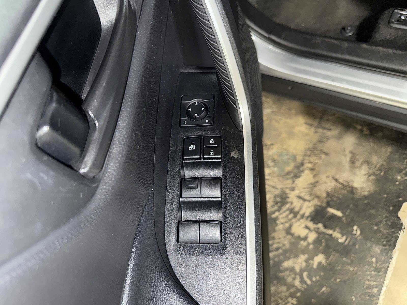 Thumbnail: 2022 Toyota RAV4 - 22