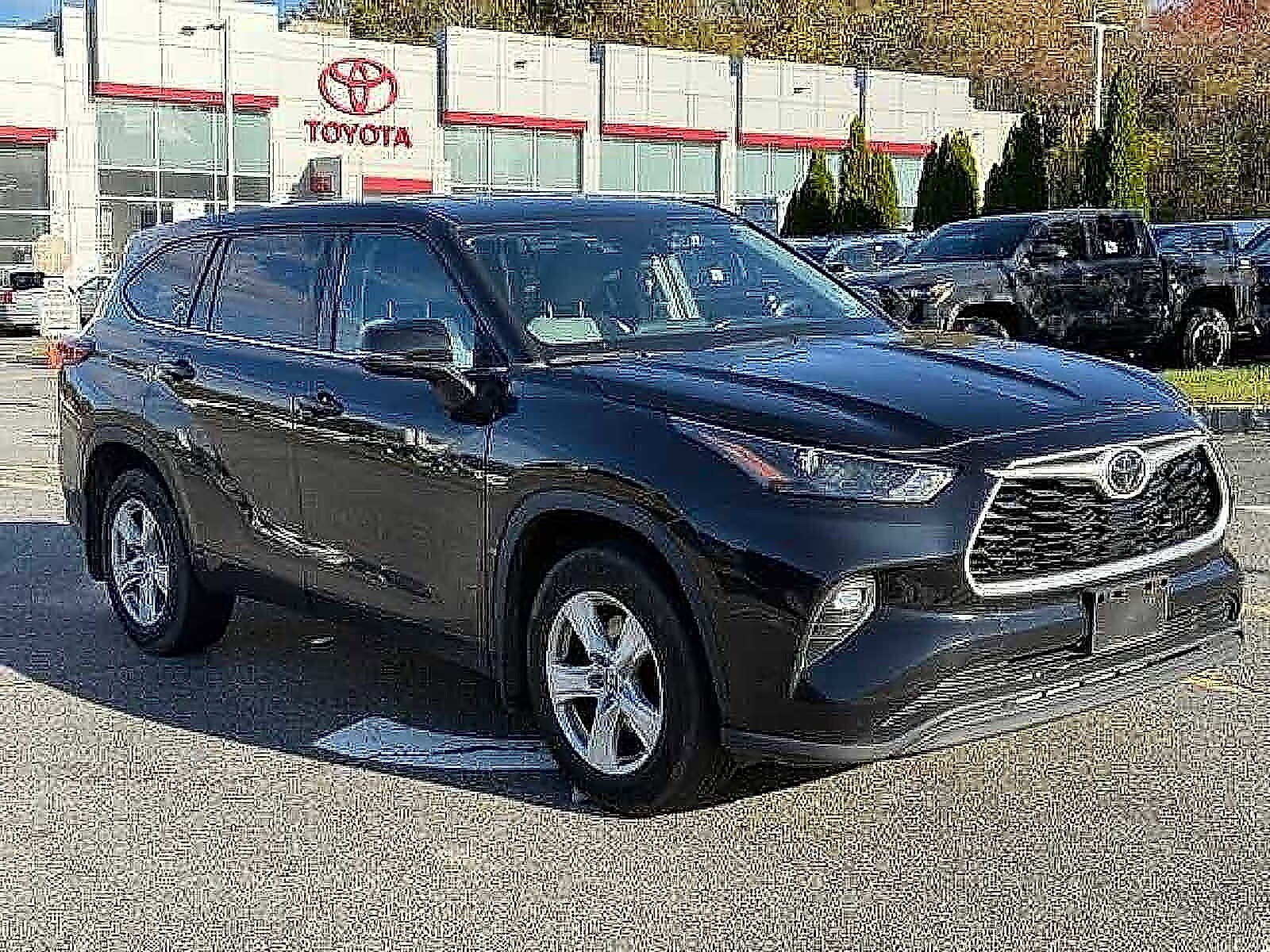 2022 Toyota Highlander LE photo 3