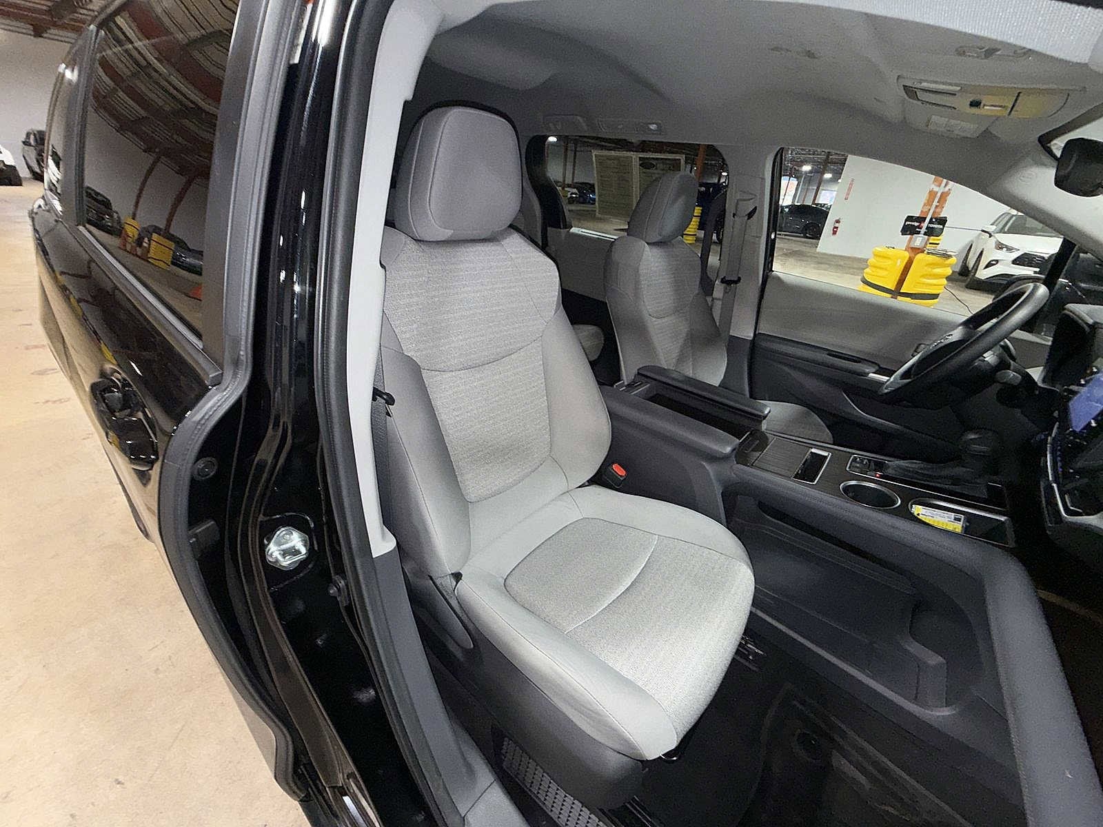 Thumbnail: 2022 Toyota Sienna - 16