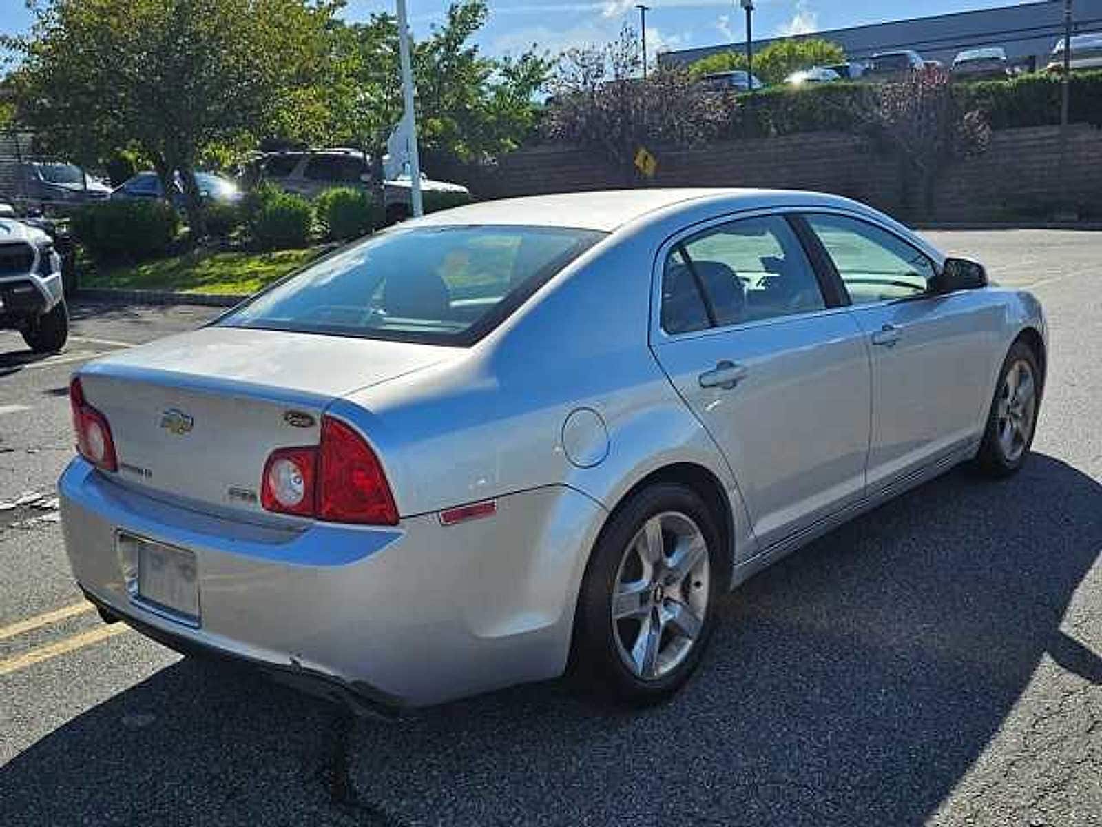Thumbnail: 2010 Chevrolet Malibu - 4