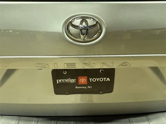 Thumbnail: 2015 Toyota Sienna - 27