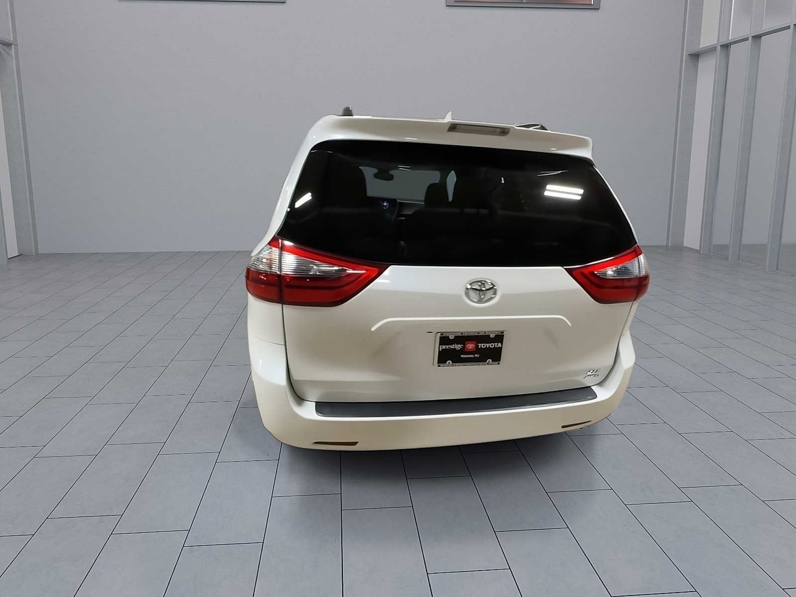 Thumbnail: 2020 Toyota Sienna - 7