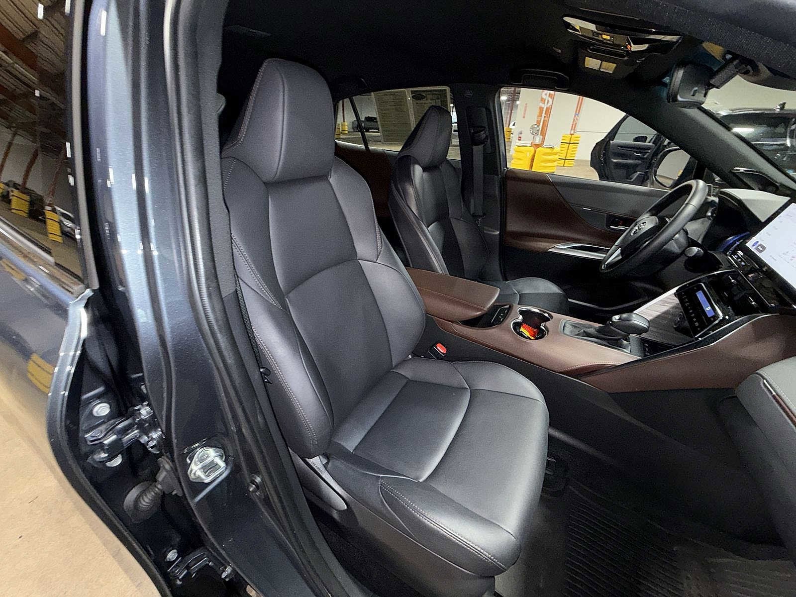 Thumbnail: 2023 Toyota Venza - 16