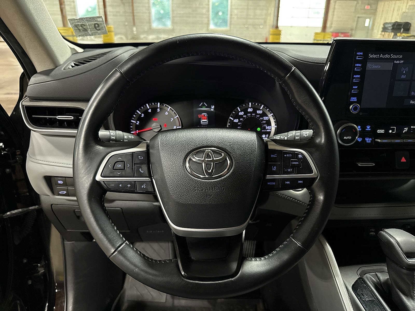 Thumbnail: 2022 Toyota Highlander - 18
