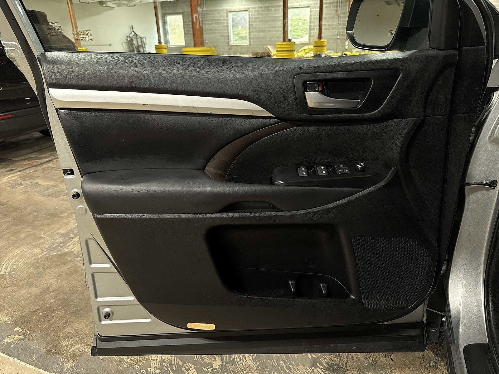 Thumbnail: 2019 Toyota Highlander - 32