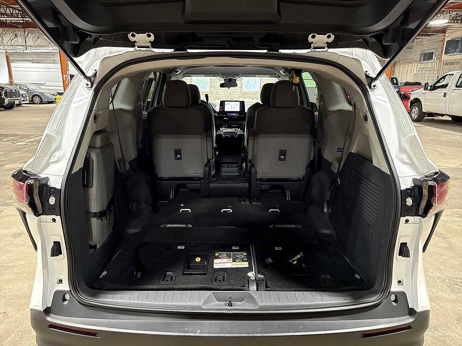Thumbnail: 2022 Toyota Sienna - 11
