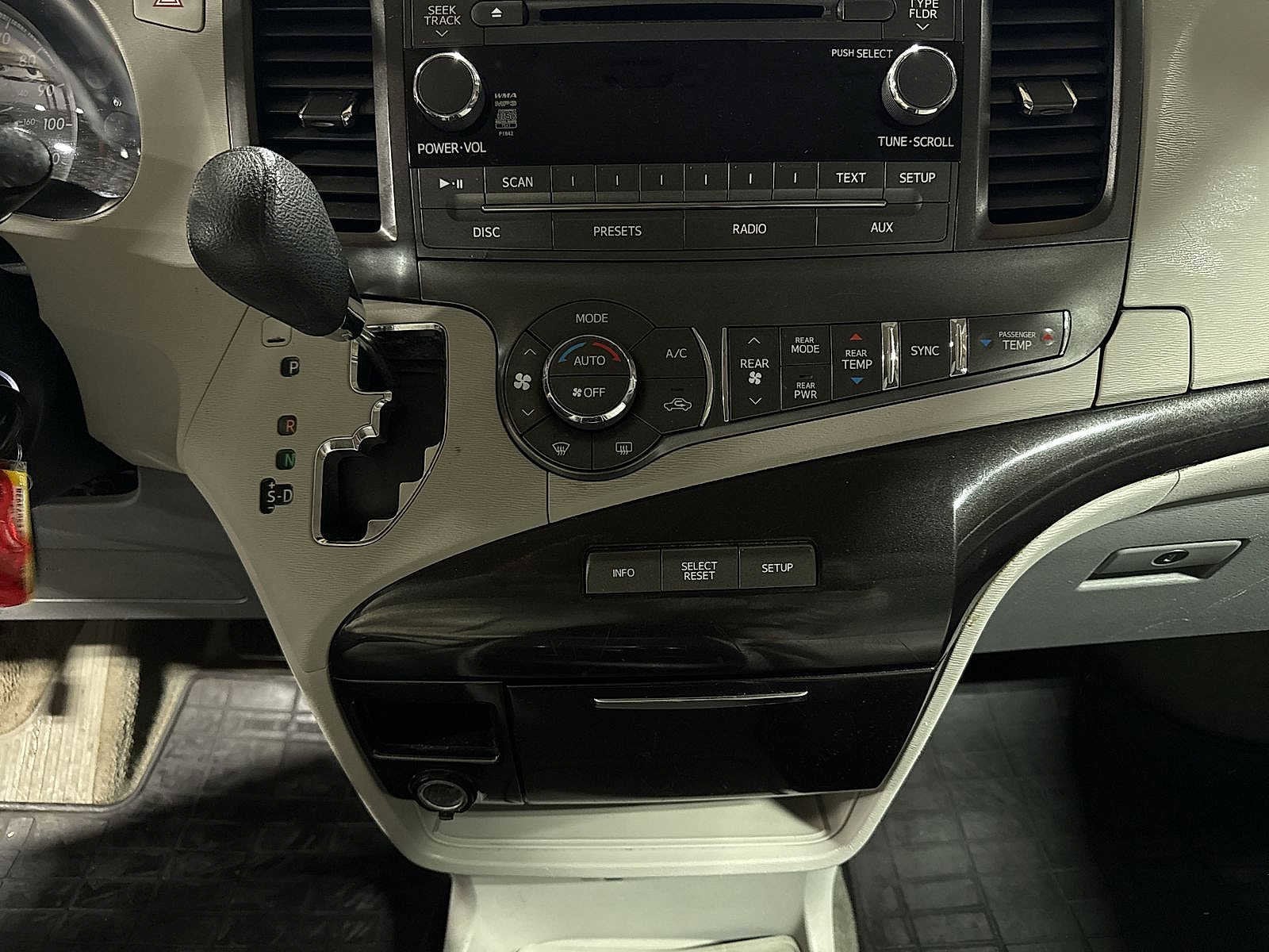 Thumbnail: 2014 Toyota Sienna - 21