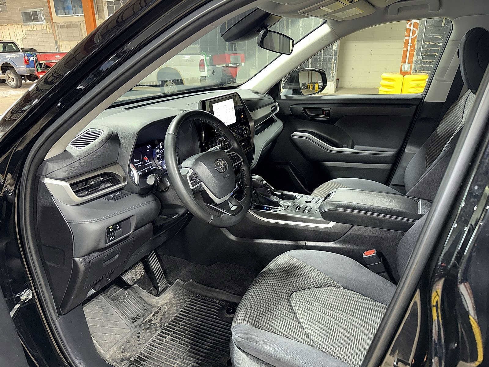 Thumbnail: 2023 Toyota Highlander - 29