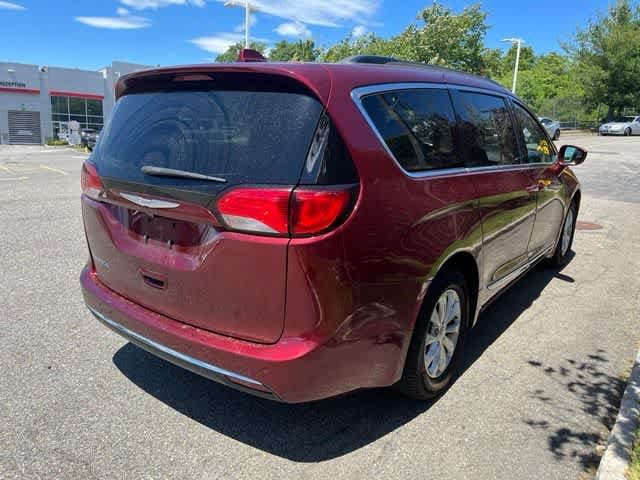 Thumbnail: 2017 Chrysler Pacifica - 4