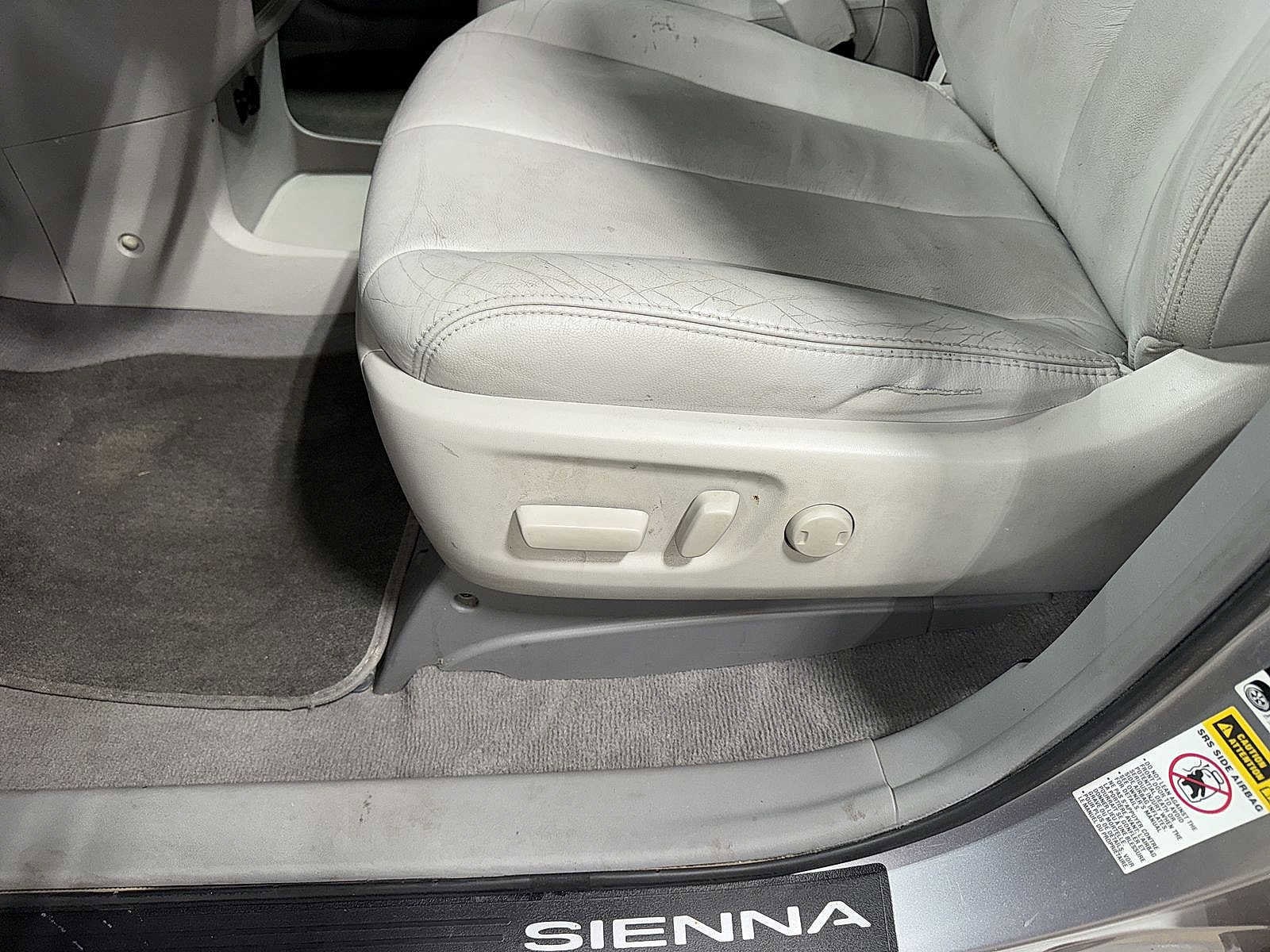 Thumbnail: 2011 Toyota Sienna - 23