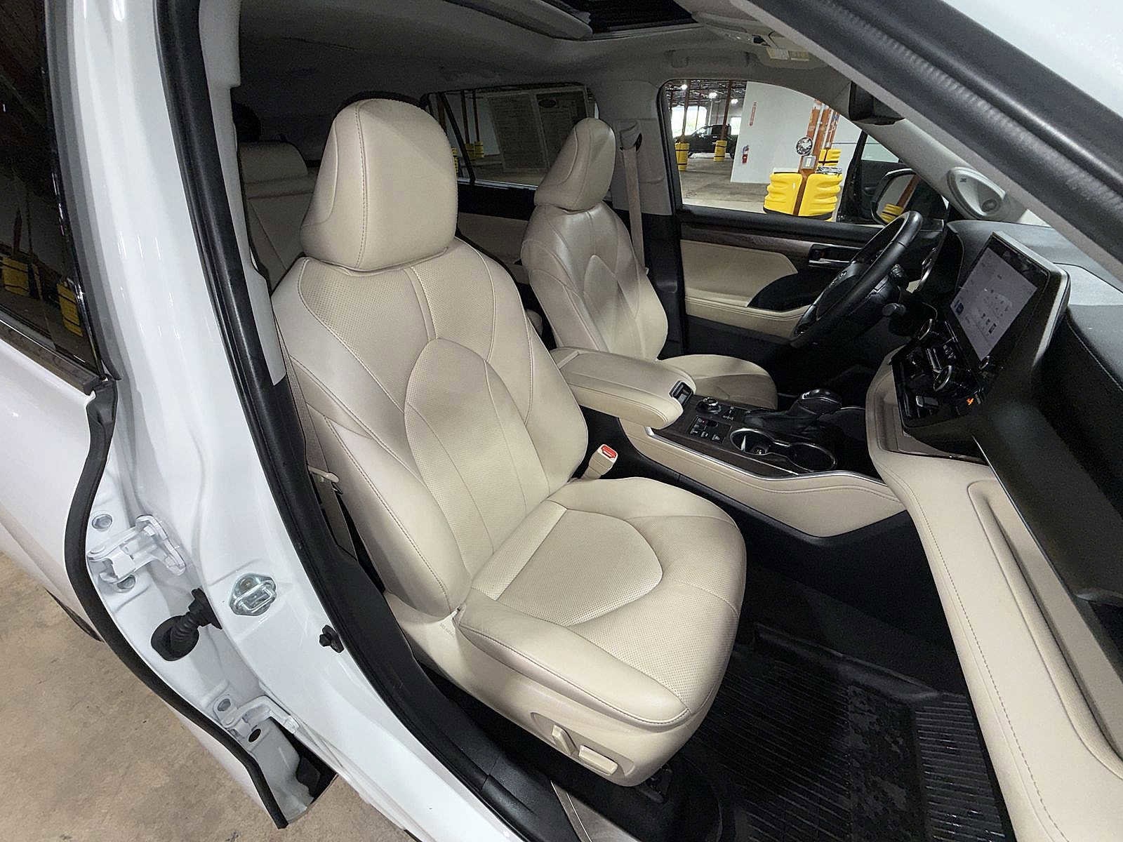 Thumbnail: 2023 Toyota Highlander - 15