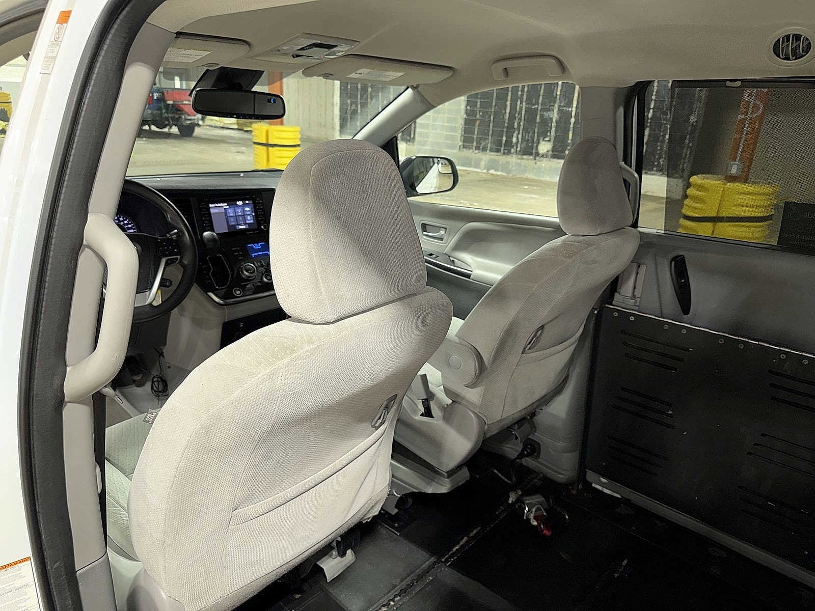 Thumbnail: 2018 Toyota Sienna - 30