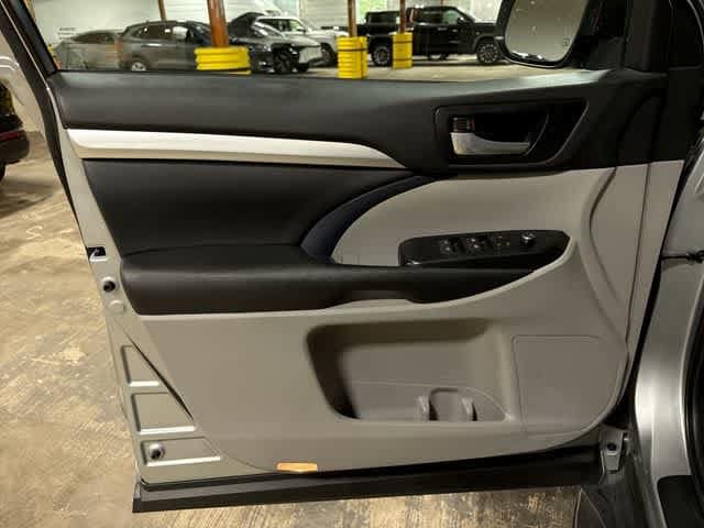 Thumbnail: 2017 Toyota Highlander - 32