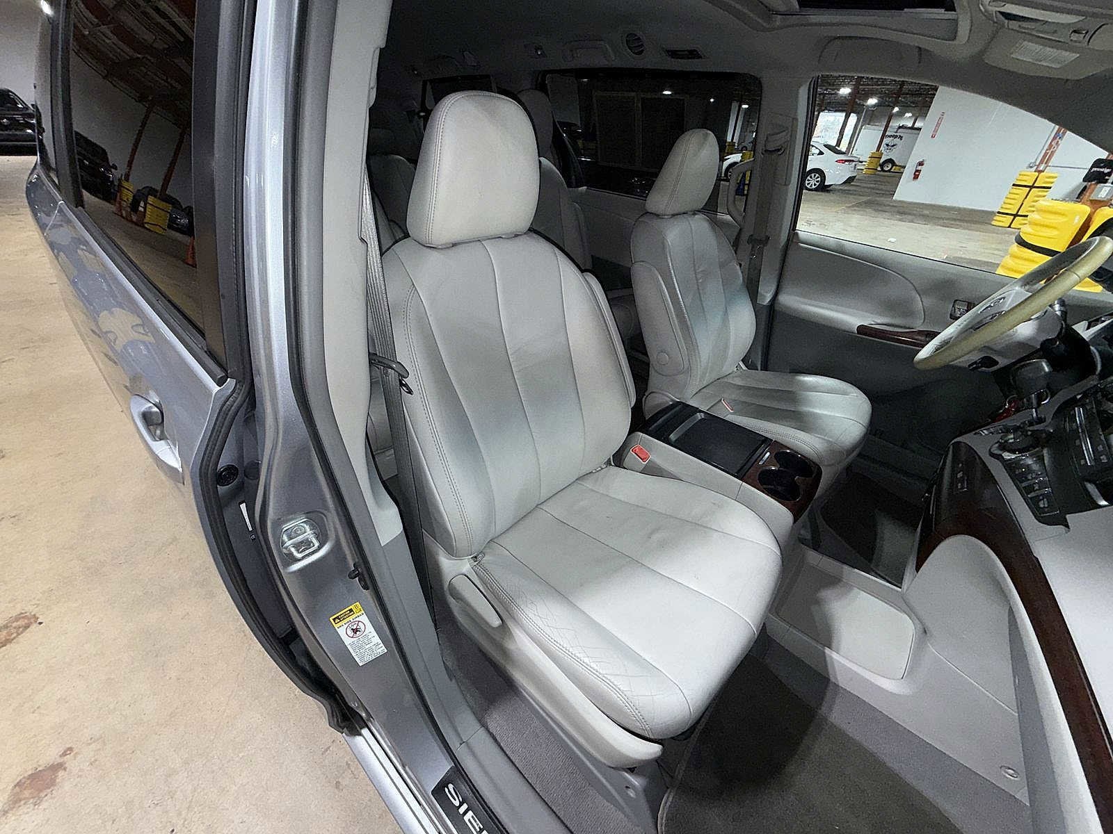 Thumbnail: 2011 Toyota Sienna - 15