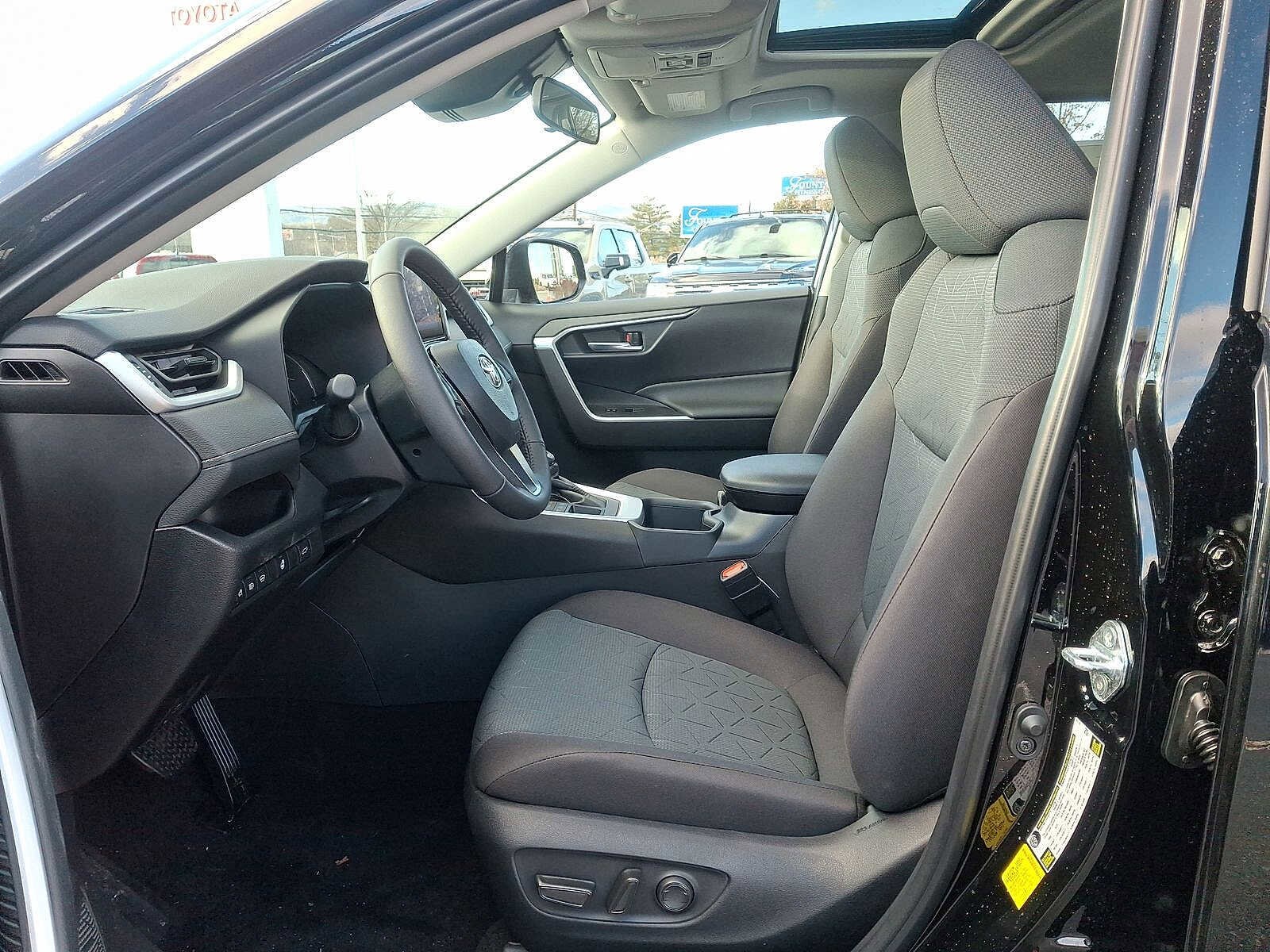 Thumbnail: 2025 Toyota RAV4 - 14