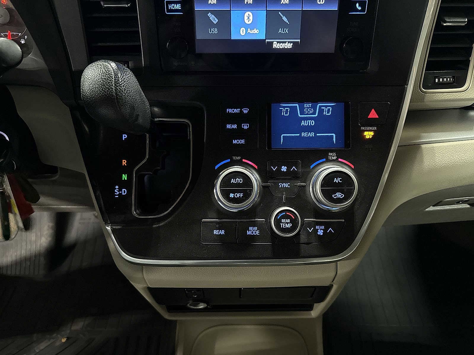 Thumbnail: 2015 Toyota Sienna - 21