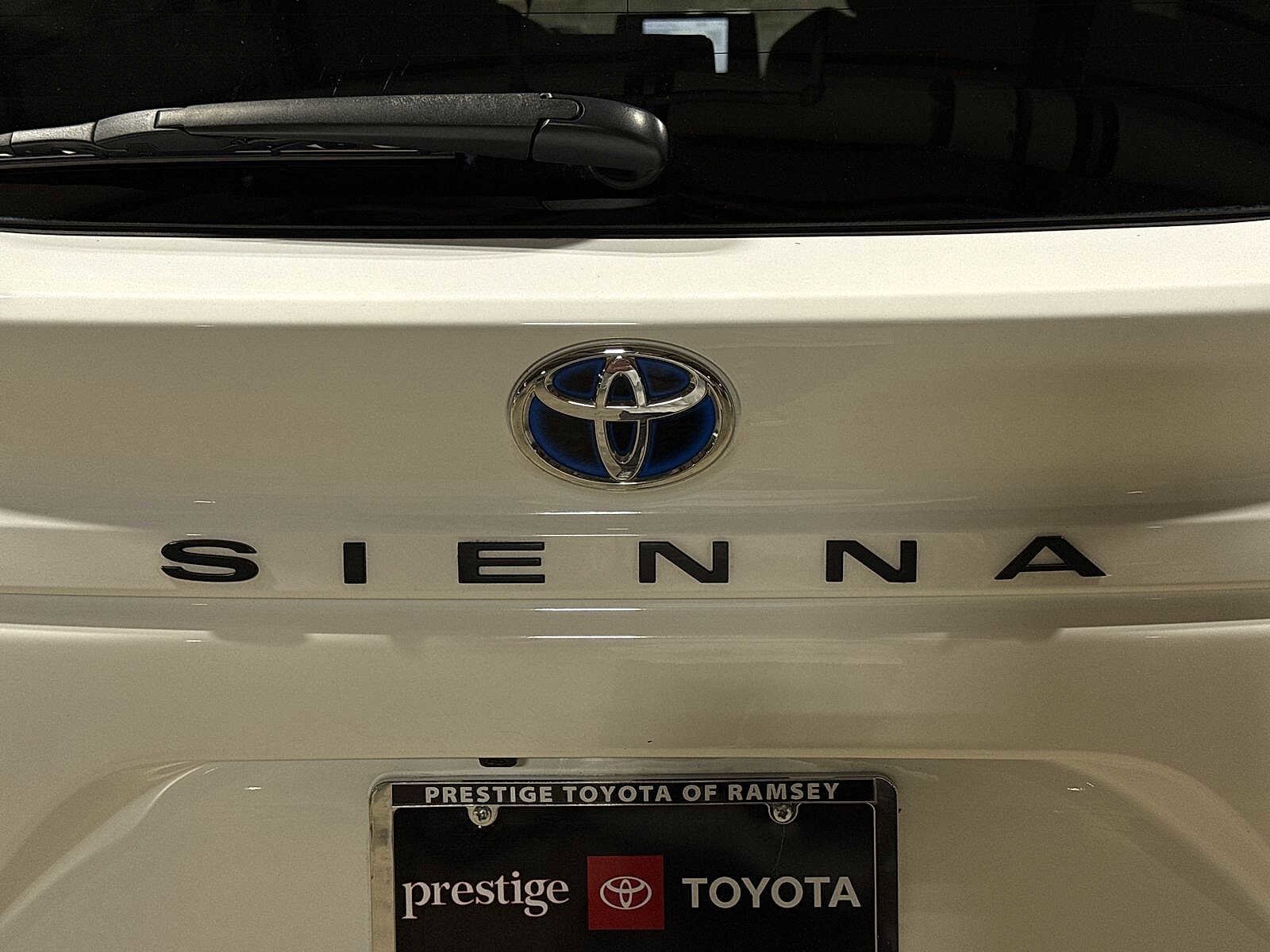 Thumbnail: 2022 Toyota Sienna - 27