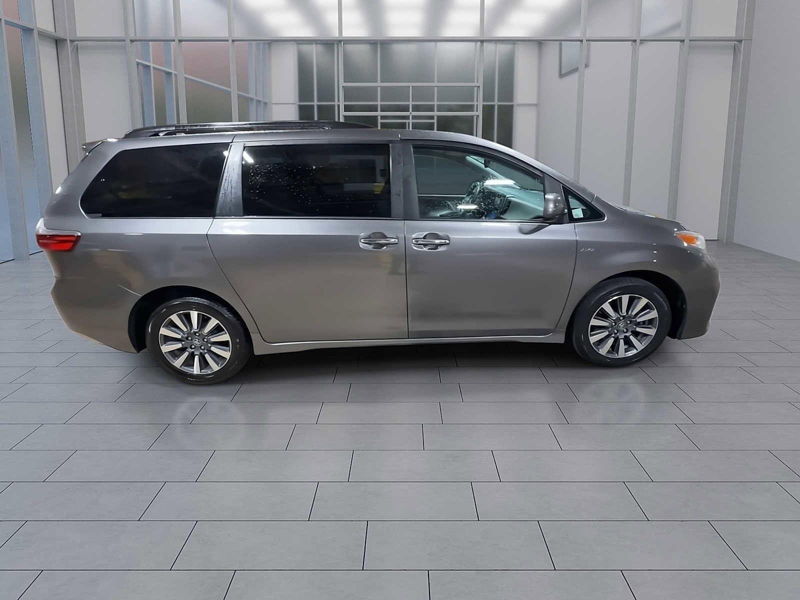 Thumbnail: 2020 Toyota Sienna - 8