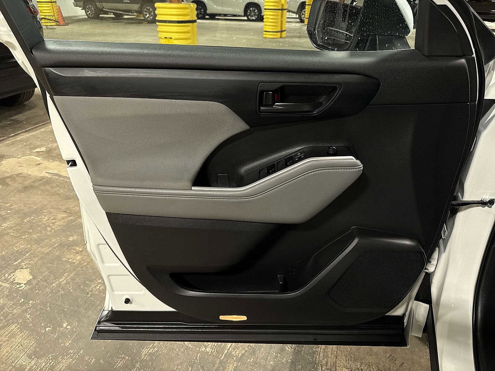 Thumbnail: 2023 Toyota Highlander - 32