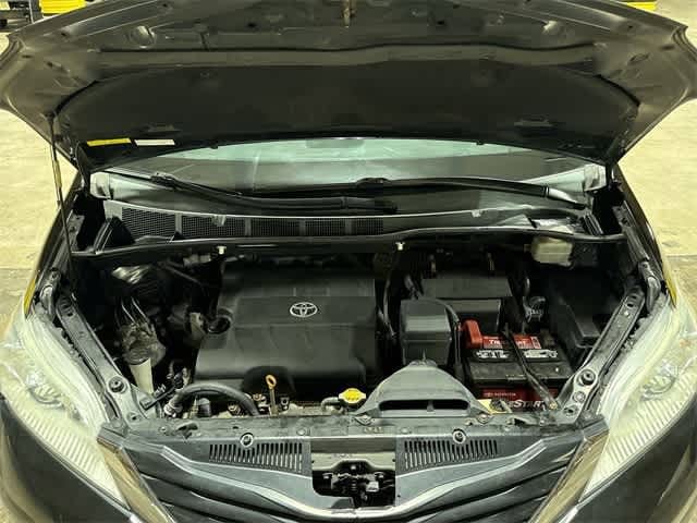 Thumbnail: 2011 Toyota Sienna - 11