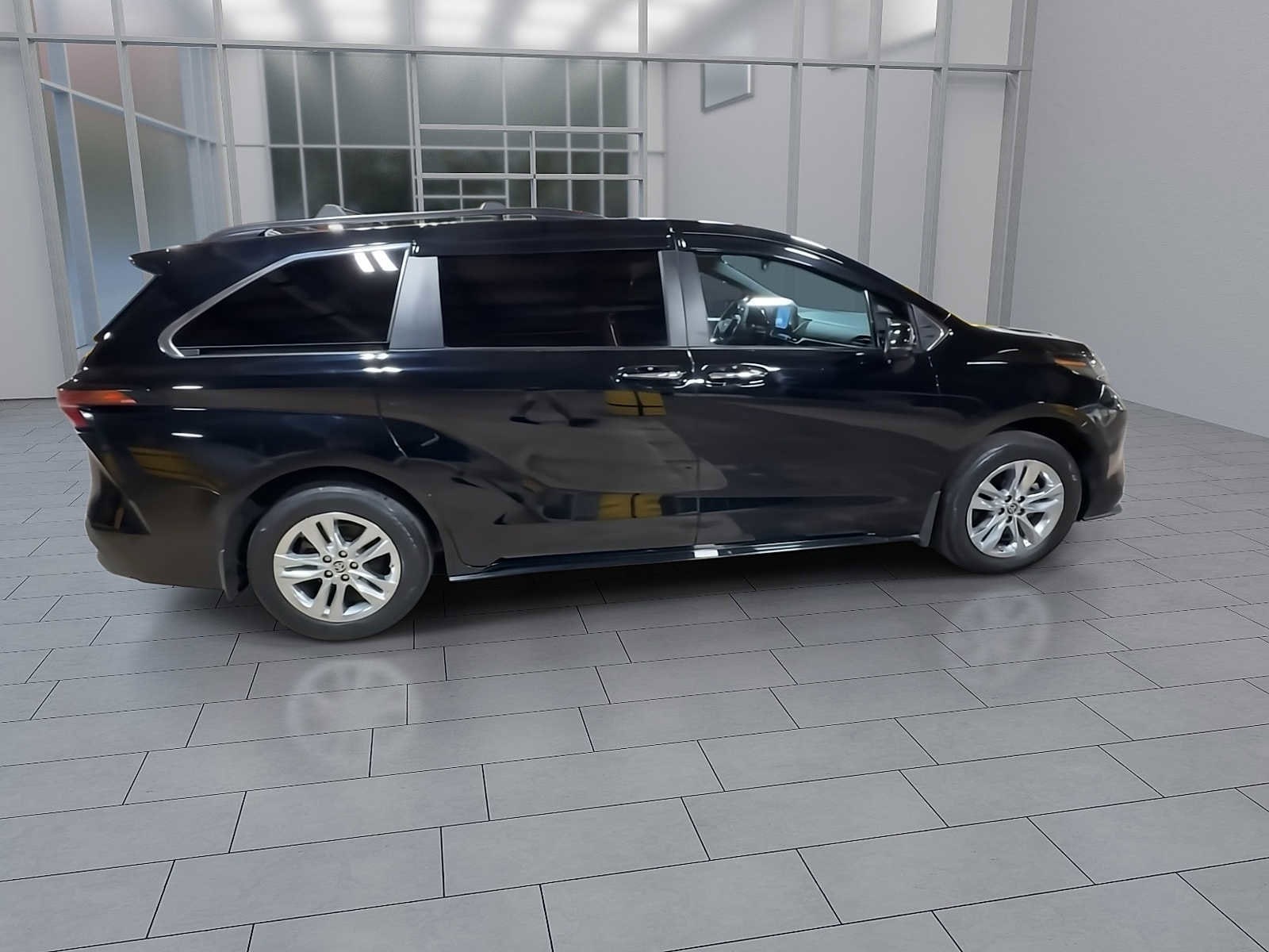 Thumbnail: 2022 Toyota Sienna - 9
