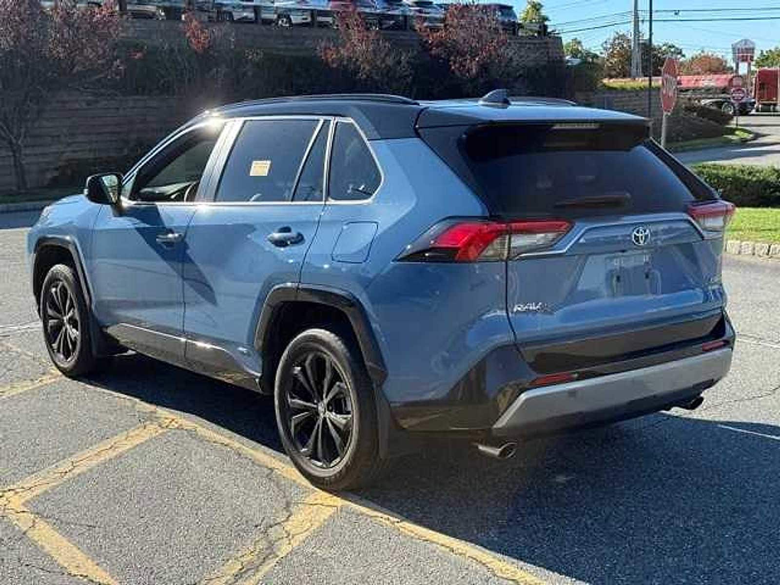Thumbnail: 2022 Toyota RAV4 - 6