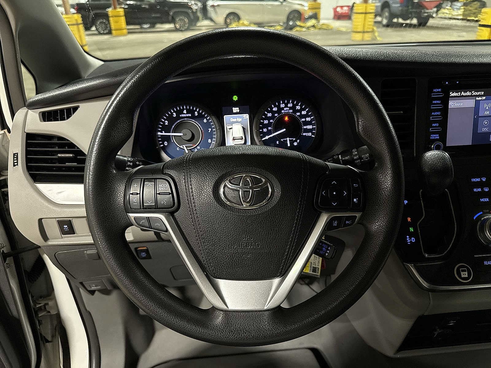 Thumbnail: 2018 Toyota Sienna - 19