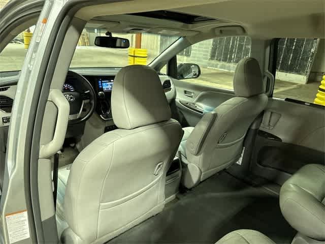 Thumbnail: 2015 Toyota Sienna - 29