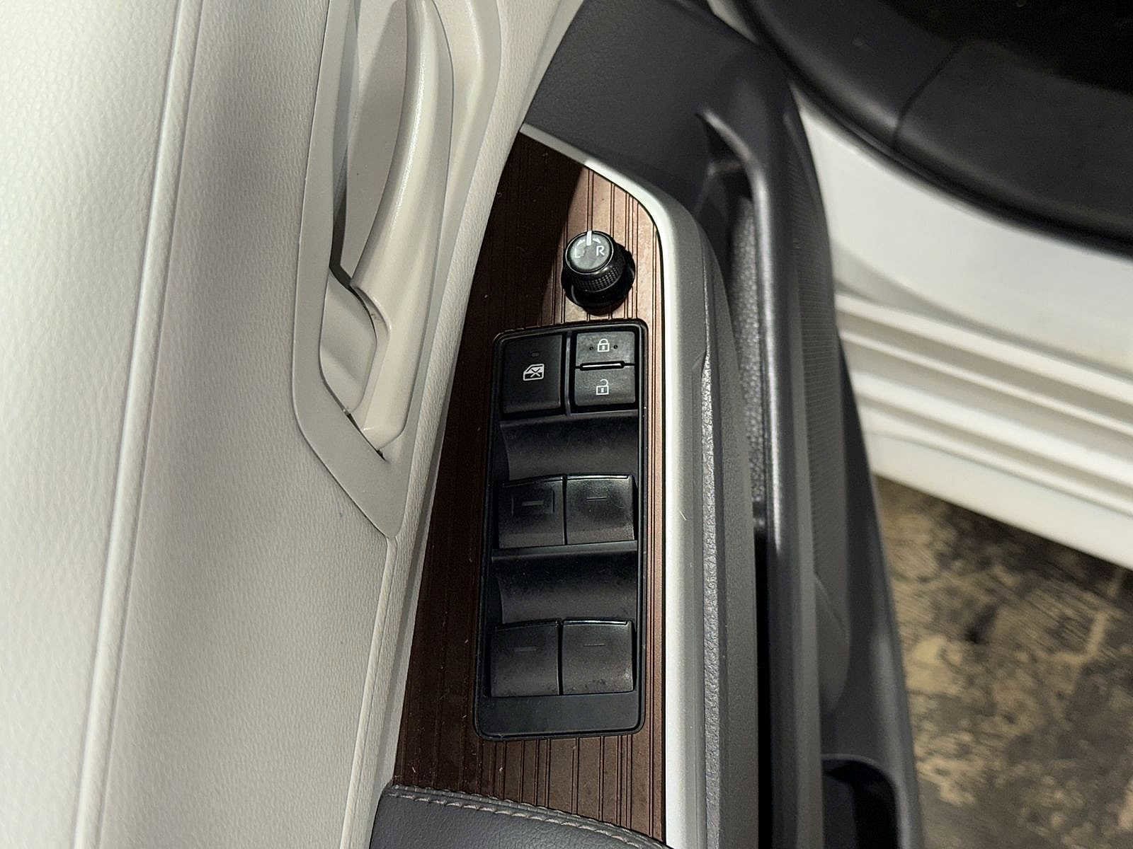 Thumbnail: 2023 Toyota Sienna - 23