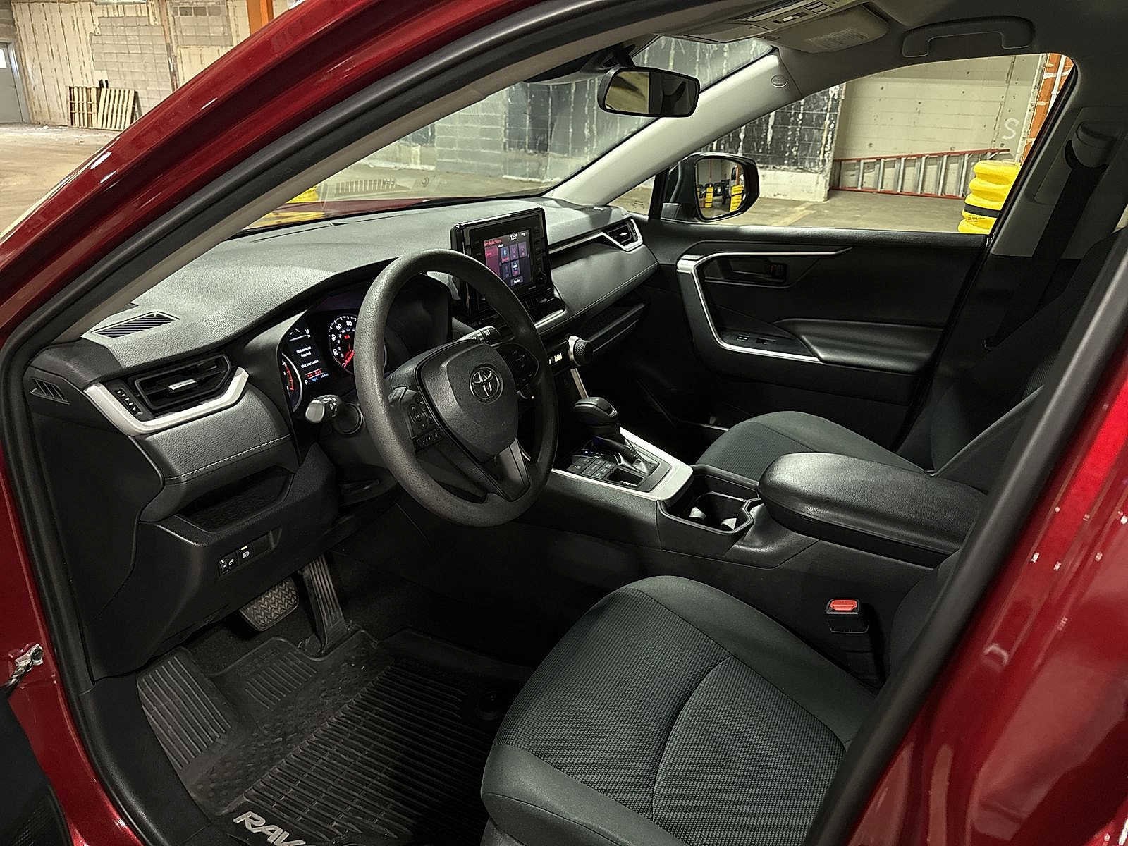 Thumbnail: 2020 Toyota RAV4 - 27