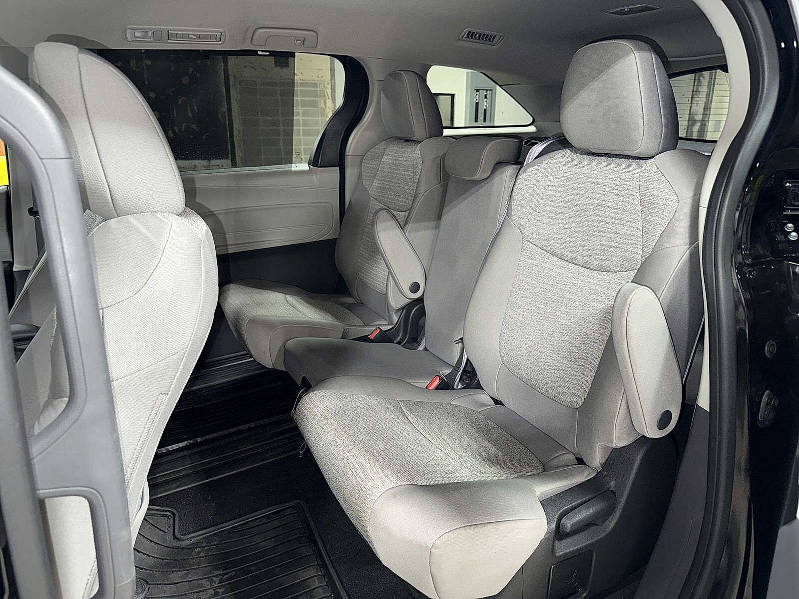 Thumbnail: 2022 Toyota Sienna - 17